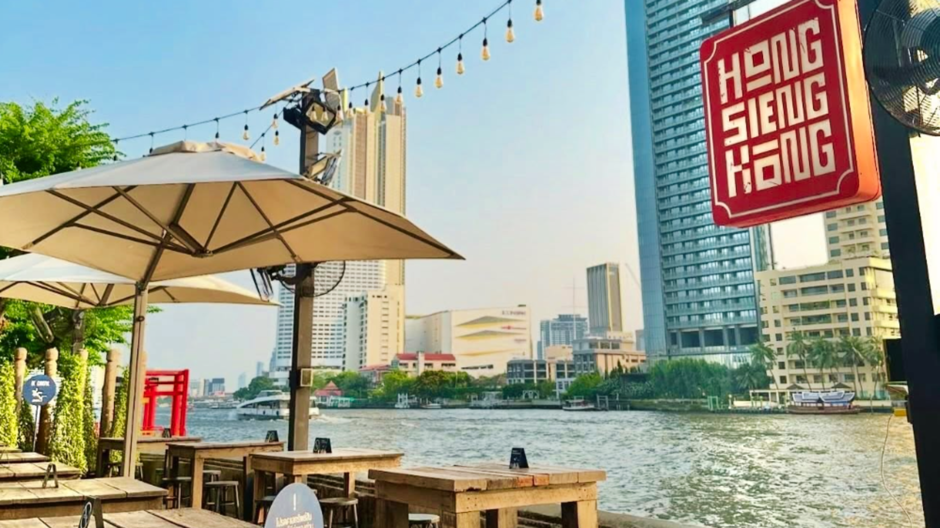 タラートノイ地区にあるお洒落カフェ「カフェ ホン シェン コン」にて解散
